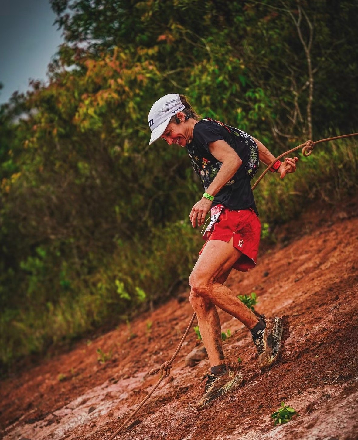 Corredora desce rampa de terra com apoio de corda na WTR Rota Vulcânica